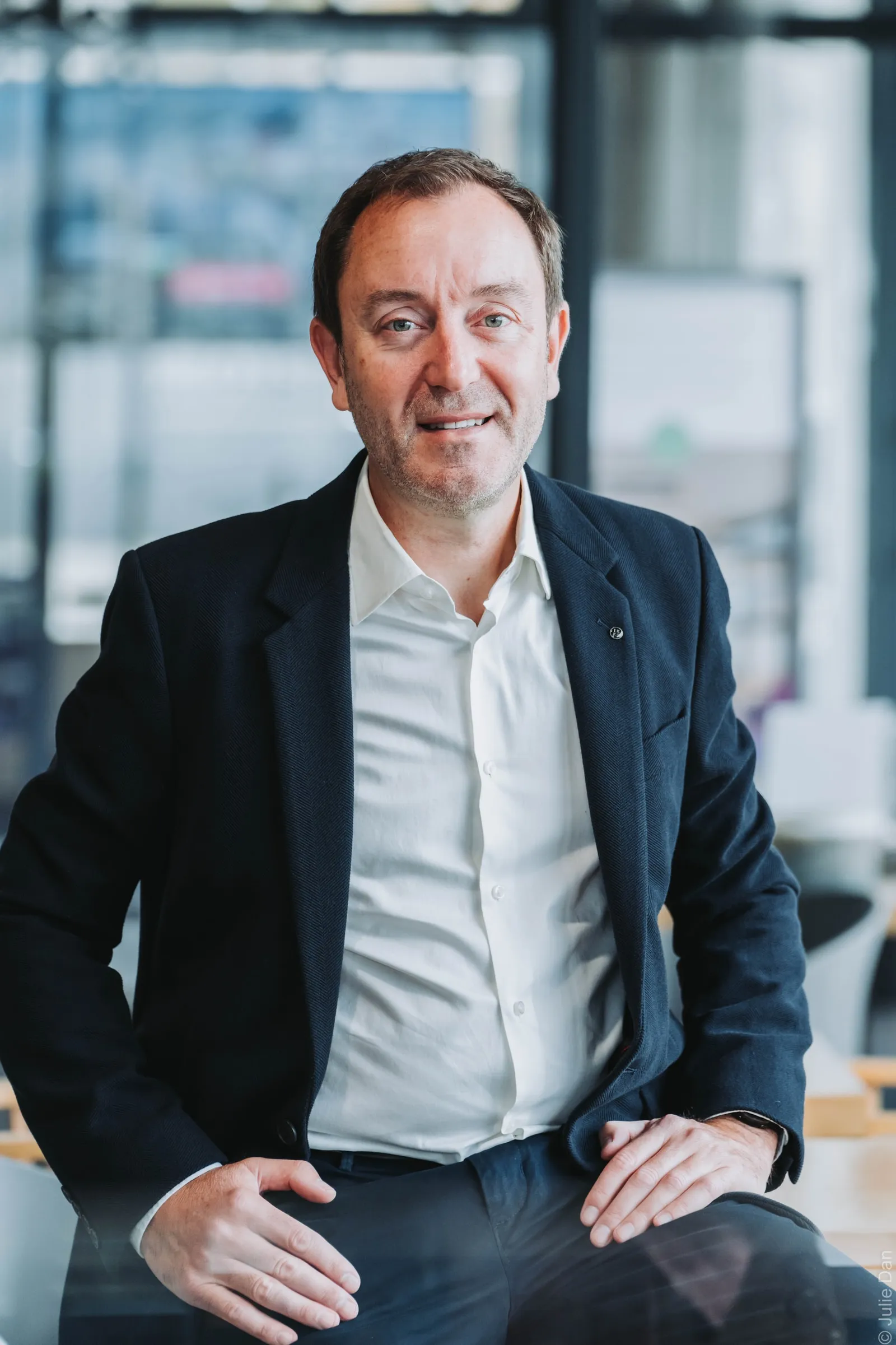 Sylvain Charbonnier, fondateur d’AiYOU, assis dans un espace de travail lumineux
